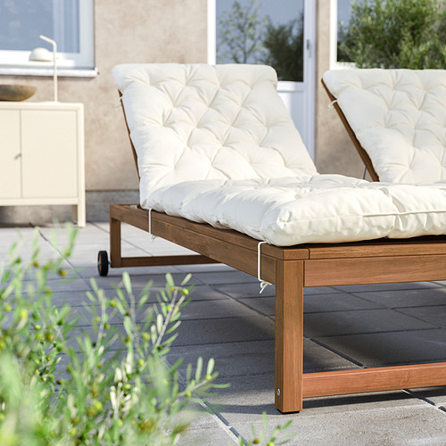 Conjunto de muebles de exterior: NÄMMARÖ. Madera clara con cojines blancos, diseñados para mayor comodidad y durabilidad.