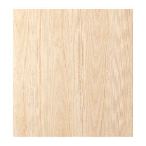 Una puerta de armario FÄNRIK en color madera de fresno claro, con una superficie de melamina resistente.