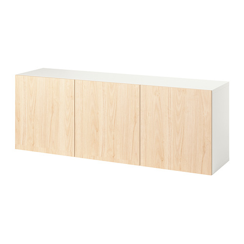 Un armario de pared BESTÅ blanco y de madera clara con cuatro puertas.