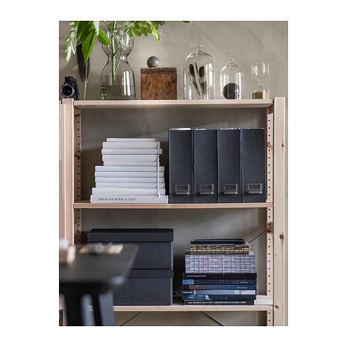 Estantería con estantes de madera, pilas de libros, frascos de vidrio decorativos, jarrones con vegetación. Pantalla organizada y elegante.