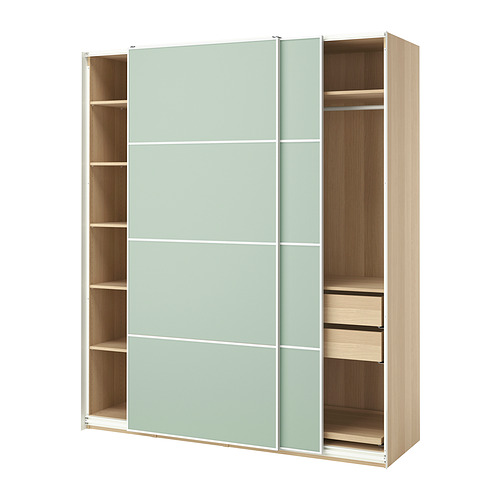 Armario PAX con puertas correderas de color verde claro. Alto, de forma rectangular, con estantes y cajones de madera.