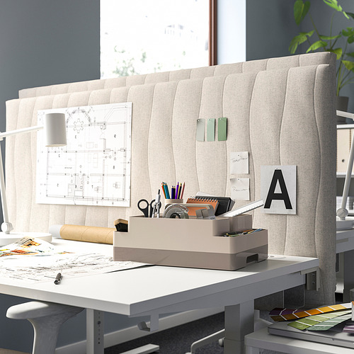 Moderna oficina con organizador KUGGIS cerca de ventana y planos.