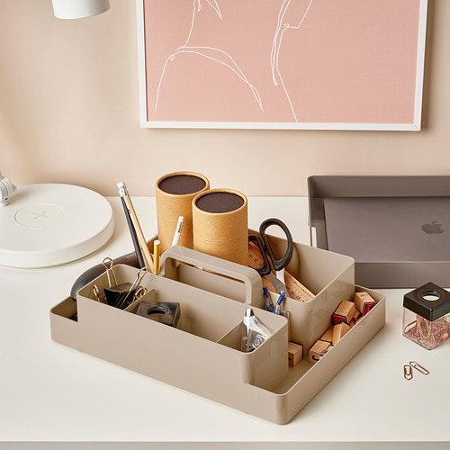 Organizador de escritorio con compartimentos para bolígrafos, tijeras y notas, además de una bandeja inferior para libros o computadora portátil, manteniendo el espacio de trabajo ordenado.