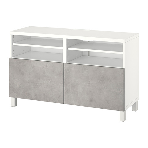 Moderno mueble de TV blanco y gris, diseño limpio, cuatro estantes abiertos, dos puertas de armario, estantes ajustables, gestión de cables.