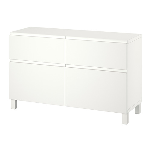 Un aparador BESTÅ totalmente blanco con un diseño elegante y moderno con seis puertas y cajones. Su forma rectangular y sus líneas limpias proporcionan un amplio espacio de almacenamiento.