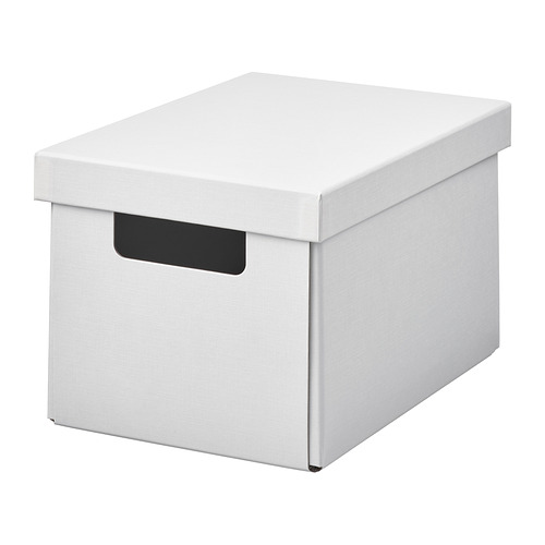 Una caja de almacenamiento FJÄDERHARV blanca con tapa y asa, hecha de papel reciclado.