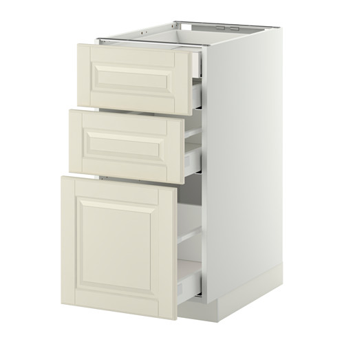 Esta imagen muestra un mueble de cocina METOD en color blanco roto con bordes biselados, con tres cajones y una puerta.