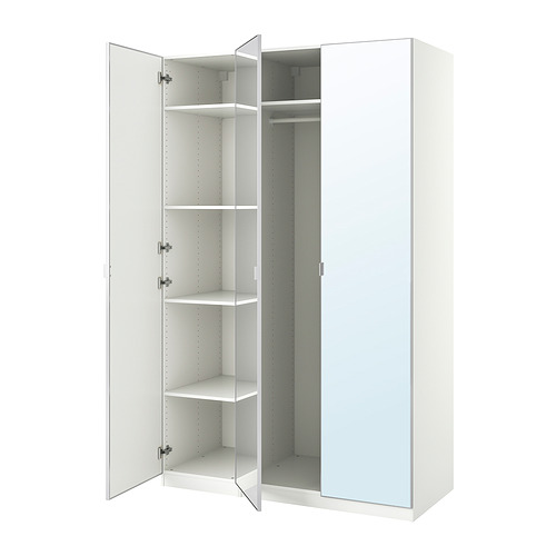 Un armario blanco abierto de ikea PAX con puertas de espejo, que muestra sus compartimentos de almacenamiento internos.