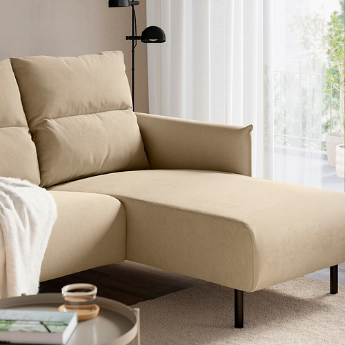 Sofá beige moderno con respaldo alto, cojines mullidos y reposihal derecho, que ofrece comodidad y estilo.