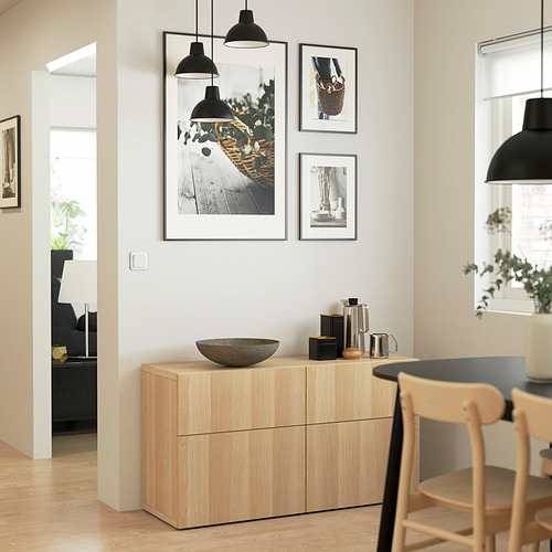 Comedor moderno con aparador, decoración e iluminación BESTÅ.