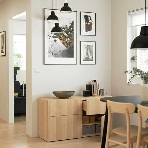 Zona de comedor moderna con aparador de madera con estantes y cajones ajustables. Sobre ella, una galería mural con lámparas colgantes.