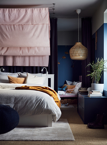 Dormitorio moderno con cama SONGESAND, blanco, de madera, diseño elegante, elegante lámpara colgante, alfombra estampada y decoración acogedora.