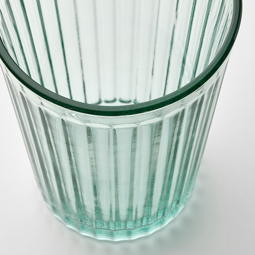 Vaso de vidrio transparente resistente con crestas verticales, diseñado para la durabilidad y la elegancia.