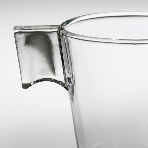 Jarra de vidrio transparente con mango resistente, que muestra calidad y claridad