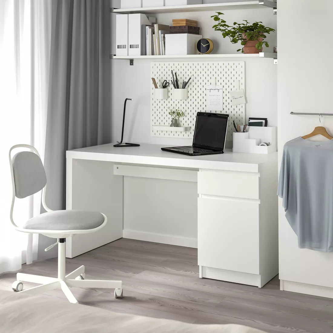 IKEA Puerto Rico - MALM desk, white, 55 1/8x25 5/8 