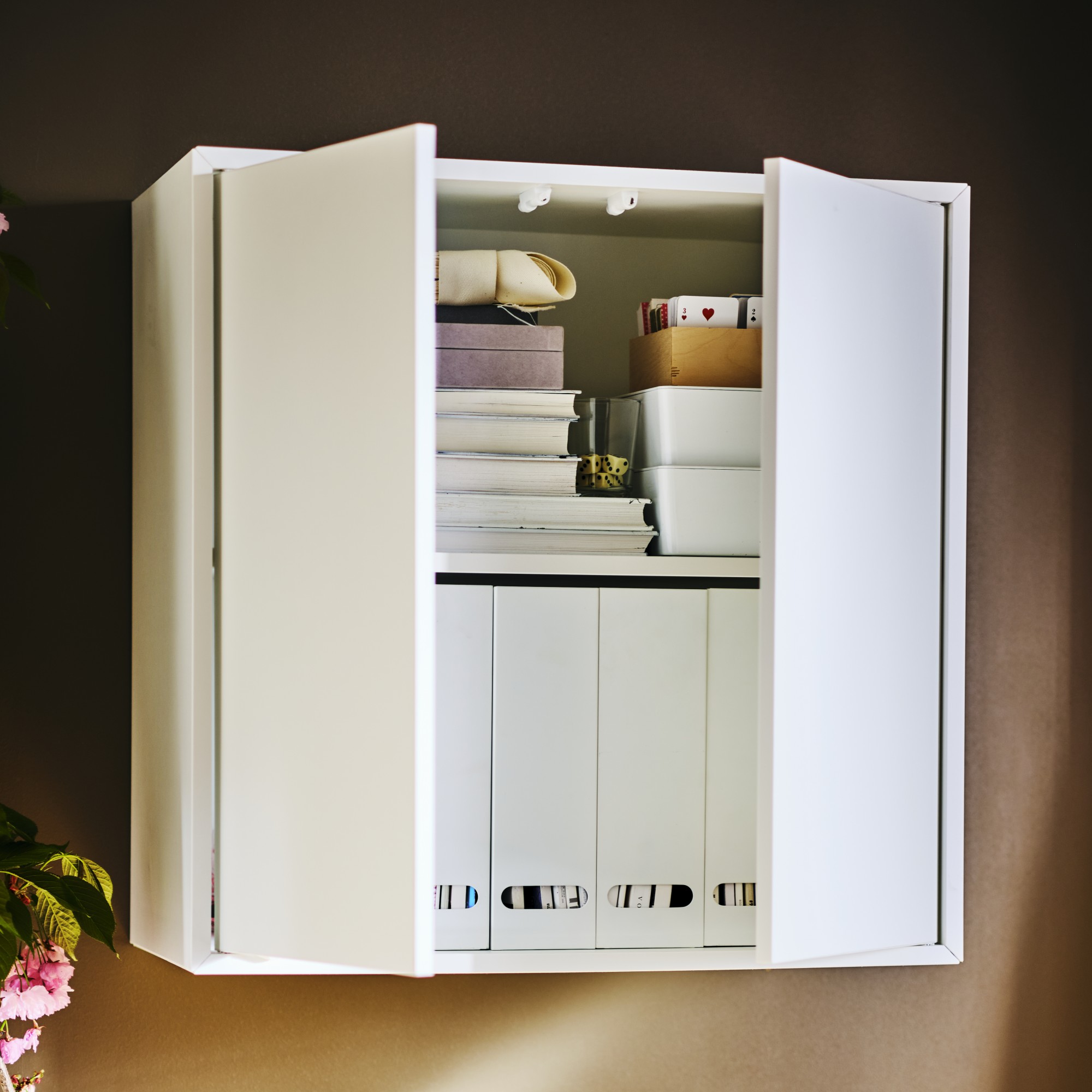 EKET, armario con 2 puertas. 2 de 5 open dialog