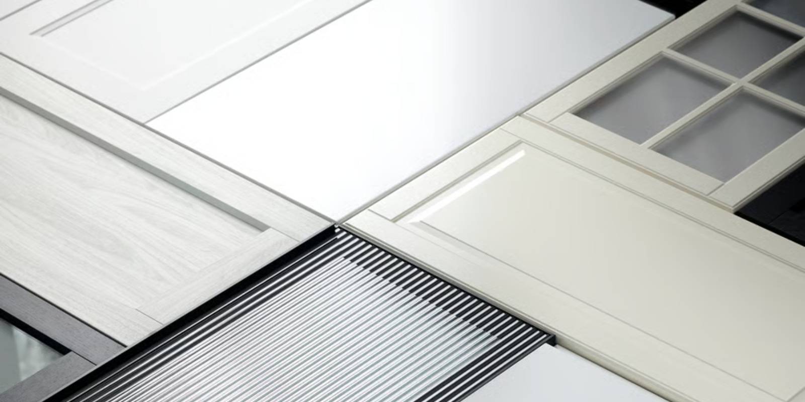 A number of kitchen fronts in dierent colours and expressions are placed together in a graphic pattern on a dark surface.