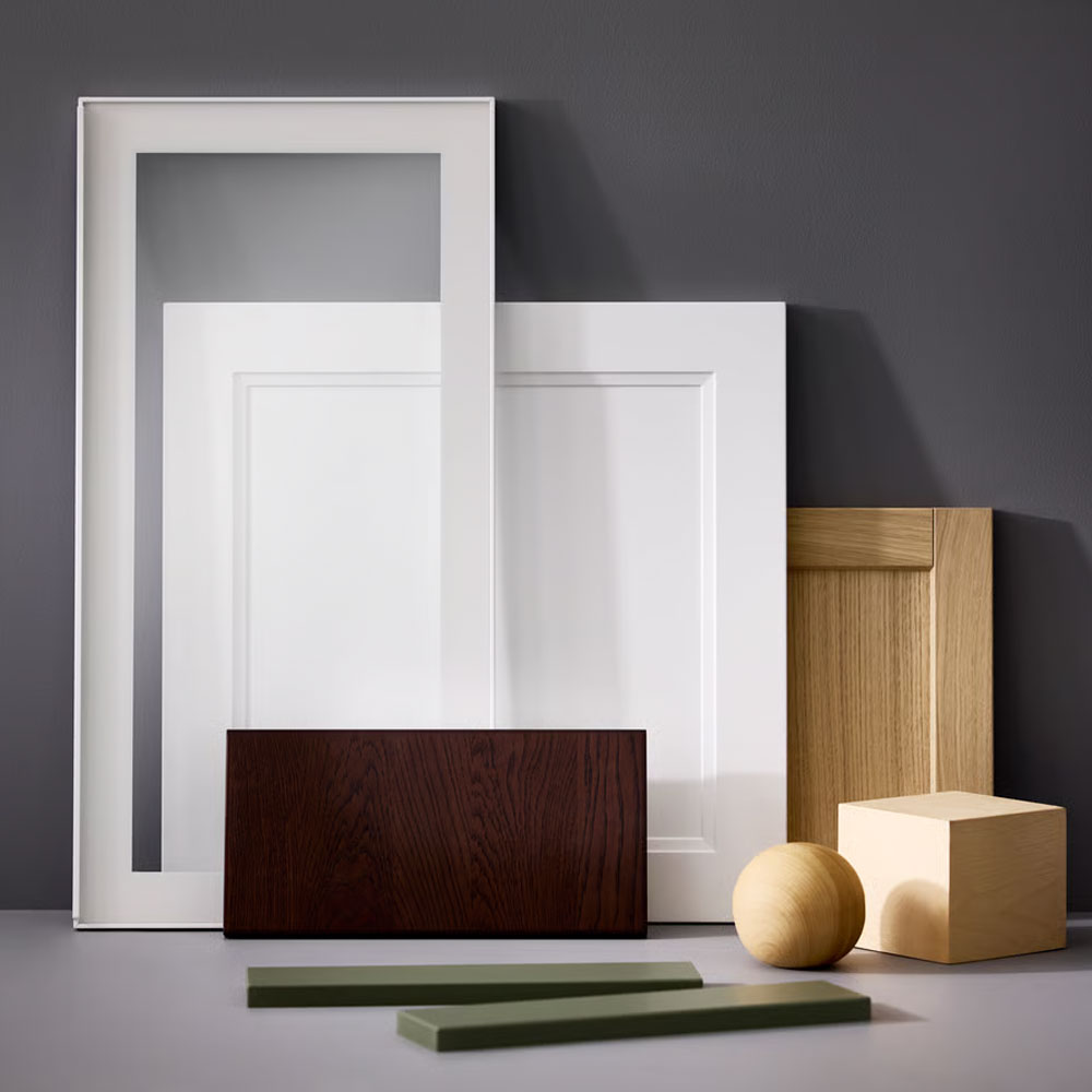 Several kitchen fronts of dierent sizes, colours and expressions are leaning against a dark rey surface.