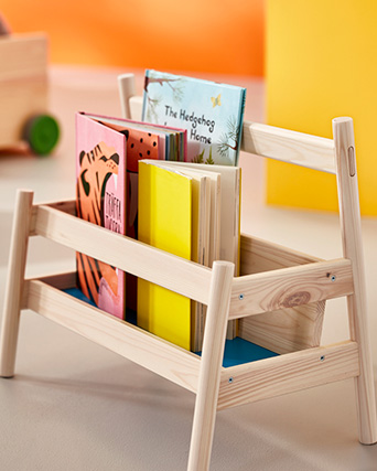 estantería de libros infantil