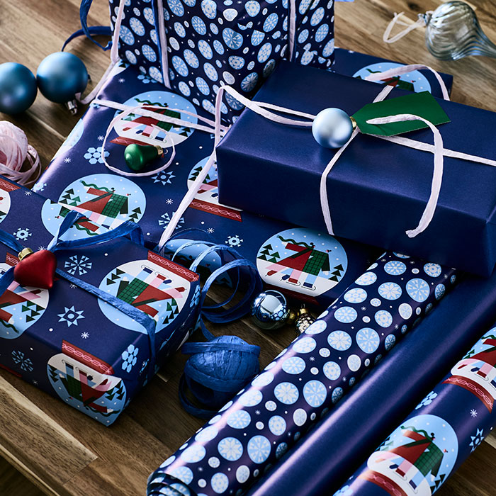 Presents are wrapped with blue-themed VINTERFINT wrapping paper in different patterns.
