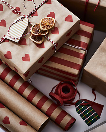 Wrapped presents are next to rolled VINTERFINT gift wrappers with the same patterns.