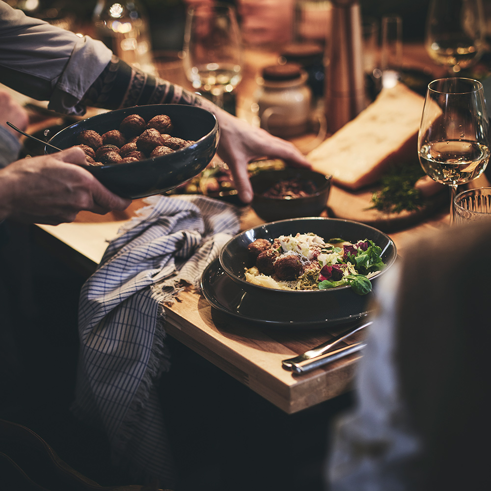 Table with IKEA recipes featuring GLADELIG plates and VÄLVÅRDAD towels.