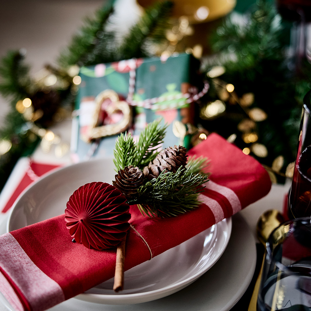 Christmas table with a VINTERFINT bowl and a VINTERFINT dish towel.