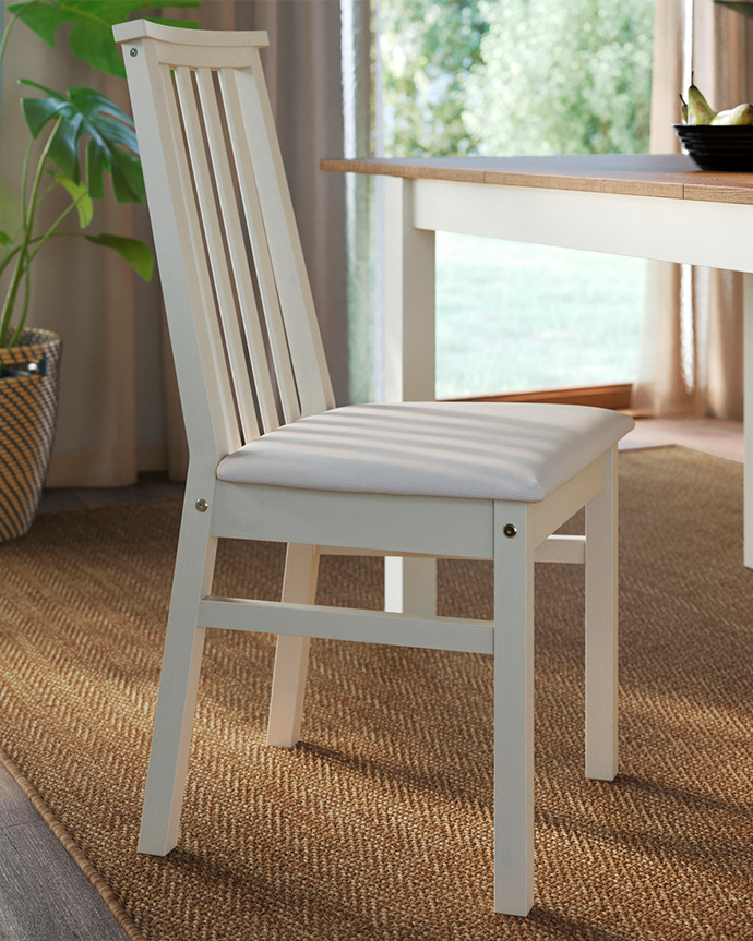 Two ÅLHULT chairs in beige with soft seats in Kabusa light beige are placed next to an beige/brown ÅLHULT extendable table