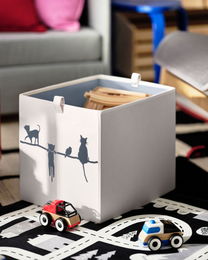 BARNDRÖM box beside LILLABO cars on a MARKKRYPARE play rug in a bright kids’ space.