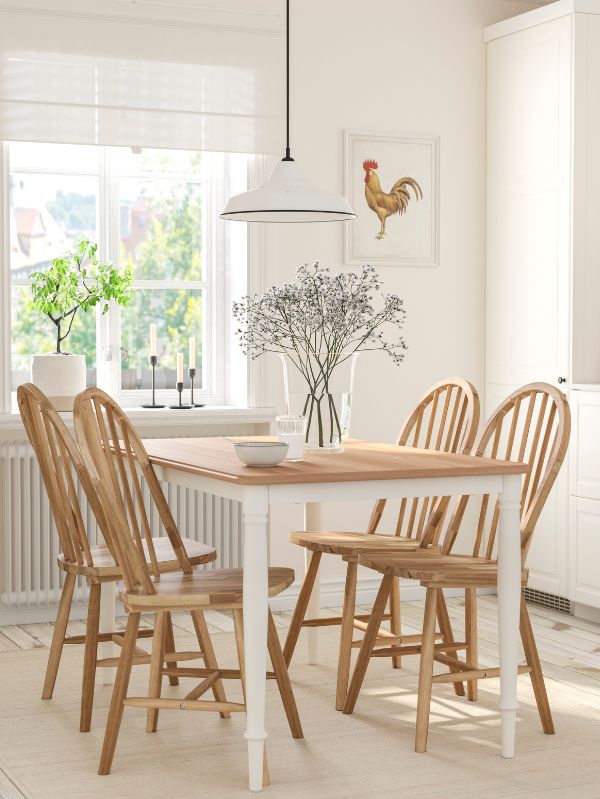 Bright dining room with DANDERYD/SKOGSTA table, MORUM rug, POMP vase, FULLTALIG candles, GLADELIG bowl and VARDAGEN glass.
