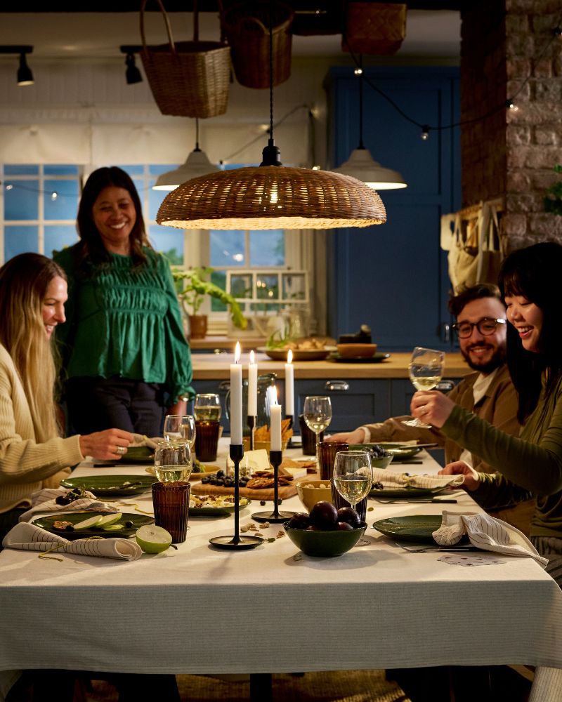 Warm table with NARRKOLV lamp, PELARKAKTUS plates, FULLTALIG candleholder, VARDAGEN glasses and SVALKA wine glasses.