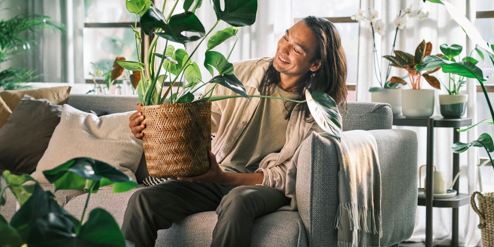 Cozy living room with ÄPPLARYD sofa, FEJKA plants, OLIVBLAD pot and DYTÅG curtains.