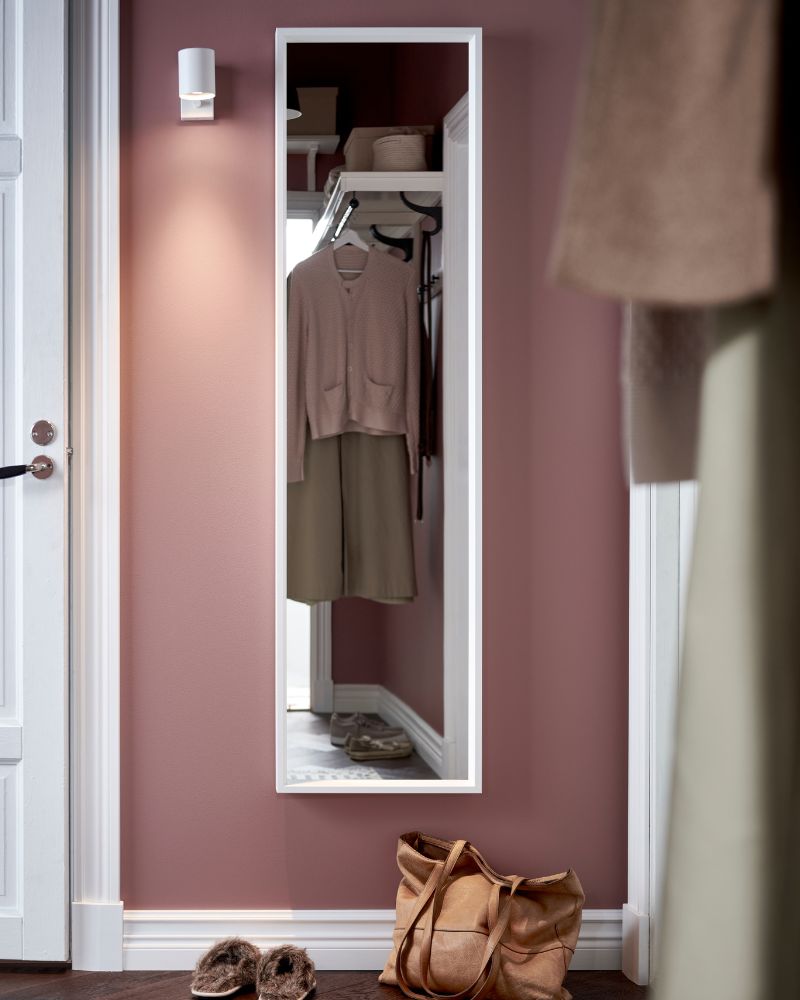 Bright hallway with the NYMÅNE lamp illuminating the NISSEDAL mirror.