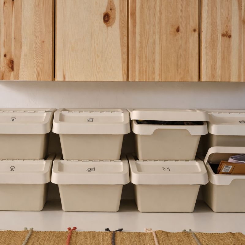 Organized space for recycling with SORTERA bins, RAKLEV rug and IVAR cabinet, keeping the area clean and practical.