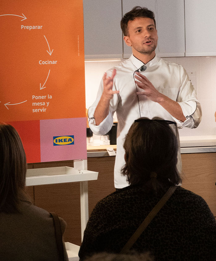 El chef y una mujer haciendo demostración de las cajas para frigoríficos KLIPPKAKTUS