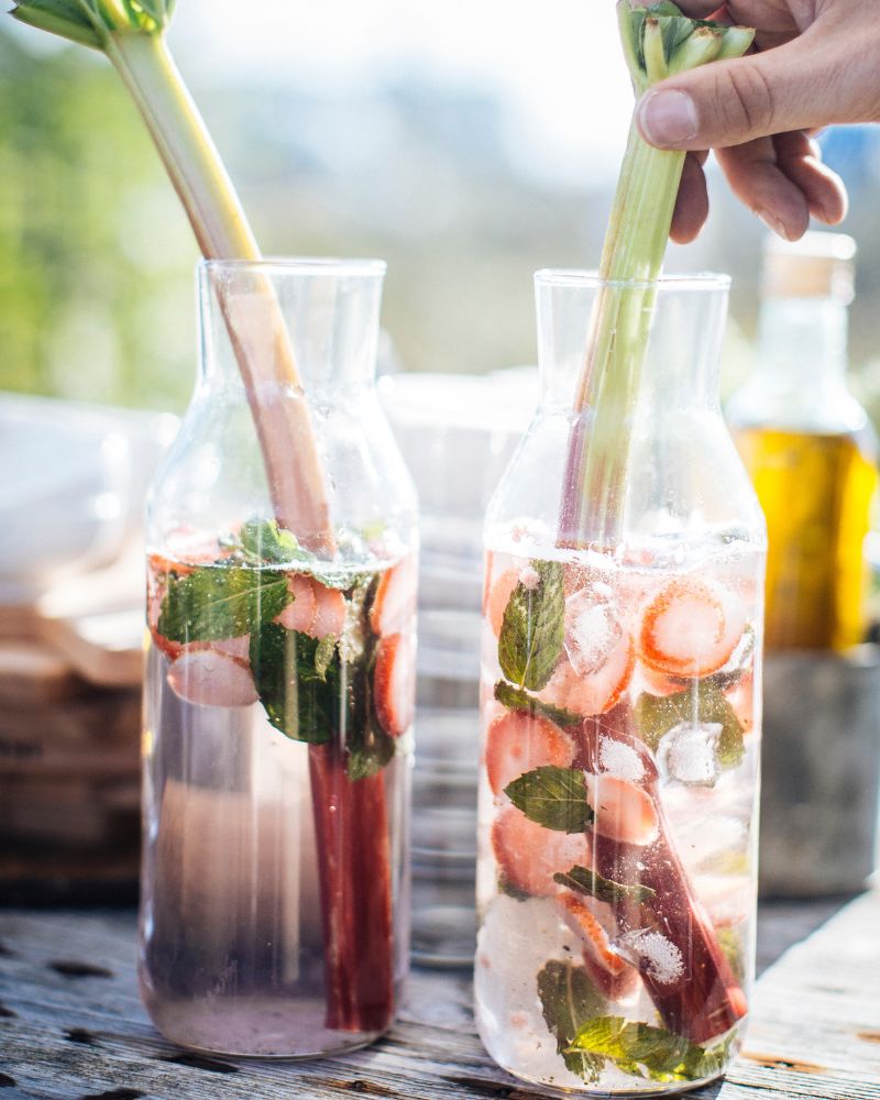 Garden setting with IKEA 365+ bottles, perfect for serving fresh drinks outdoors.