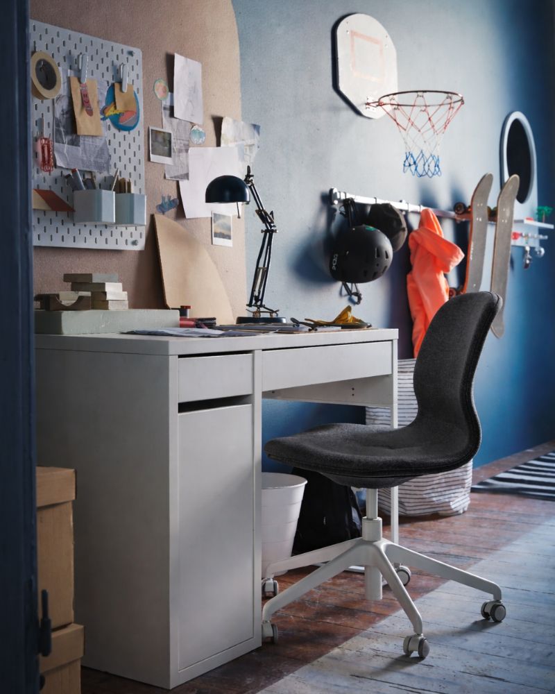 A compact study area with the MICKE desk and LÅNGFJÄLL chair, organized with the SKÅDIS pegboard and ENHET rail system.