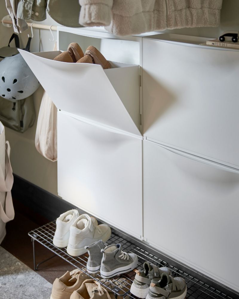 Organized entryway with TRONES shoe storage, GREJIG shoe rack, NEREBY rails with S-hooks and PURRPINGLA laundry bag.