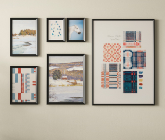 Conjunto de marcos negros con ilustraciones abstractas y paisajes organizados en galería sobre pared clara, en un ambiente minimalista.