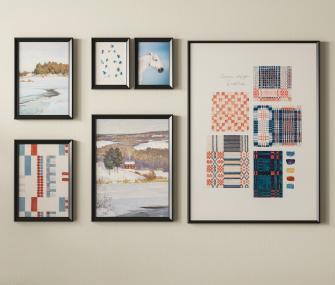 Una disposición ordenada de seis cuadros con marcos negros que muestran paisajes invernales, un caballo y diseños textiles sobre una pared beige.
