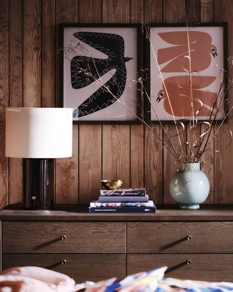 Modern bedroom with TONSTAD dresser, HALGATT table lamp, GLANSGRAN vase and STOCKHOLM 2025 bowl set.