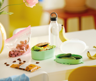 Recipientes de almuerzo saludable con vegetales, fruta y snacks.