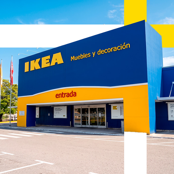 Fachada exterior azul y amarilla de una tienda IKEA con letrero de entrada.