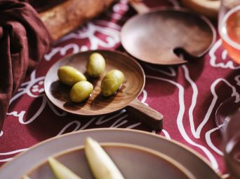 Mesa elegante con platos FÄRGKLAR, copas STOCKHOLM 2025 y juego de servir OLIVTRAST.