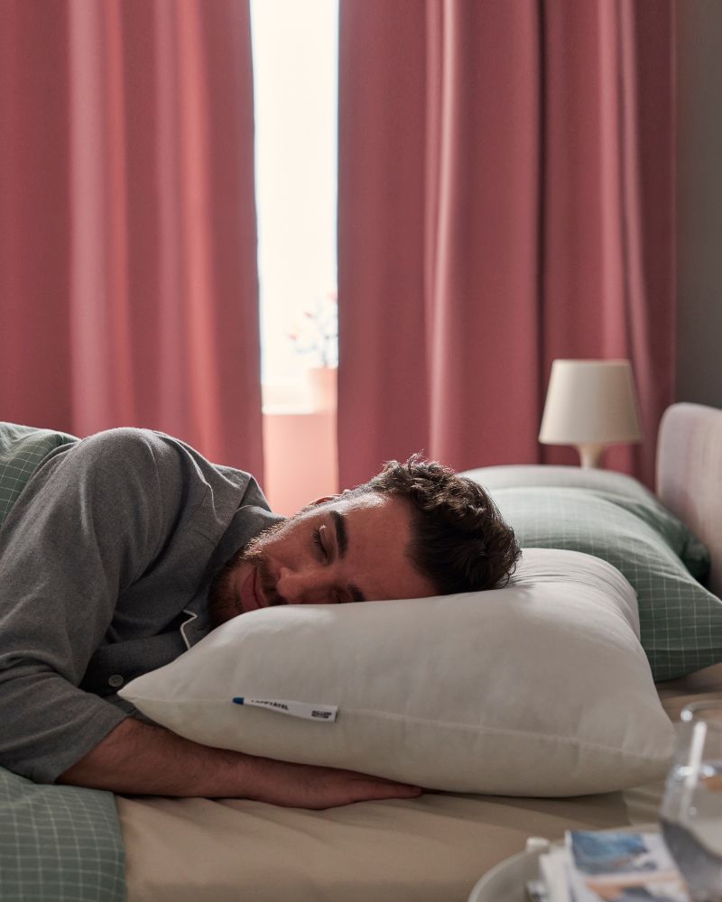 Relaxing bedroom with LAPPTÅTEL high pillow, DVALA sheet set and LAMPAN table lamp, designed for everyday comfort.