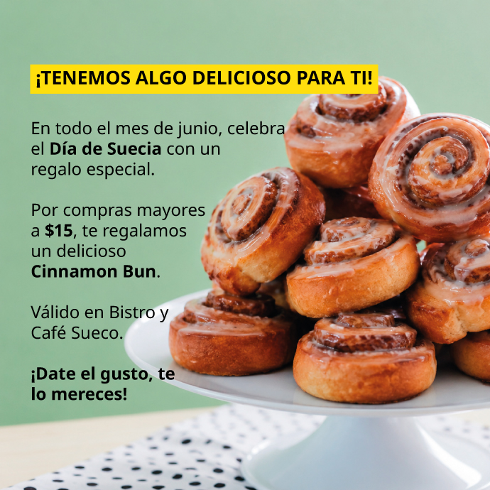 Torre de rollos de canela con glaseado en plato blanco, promoción de junio.