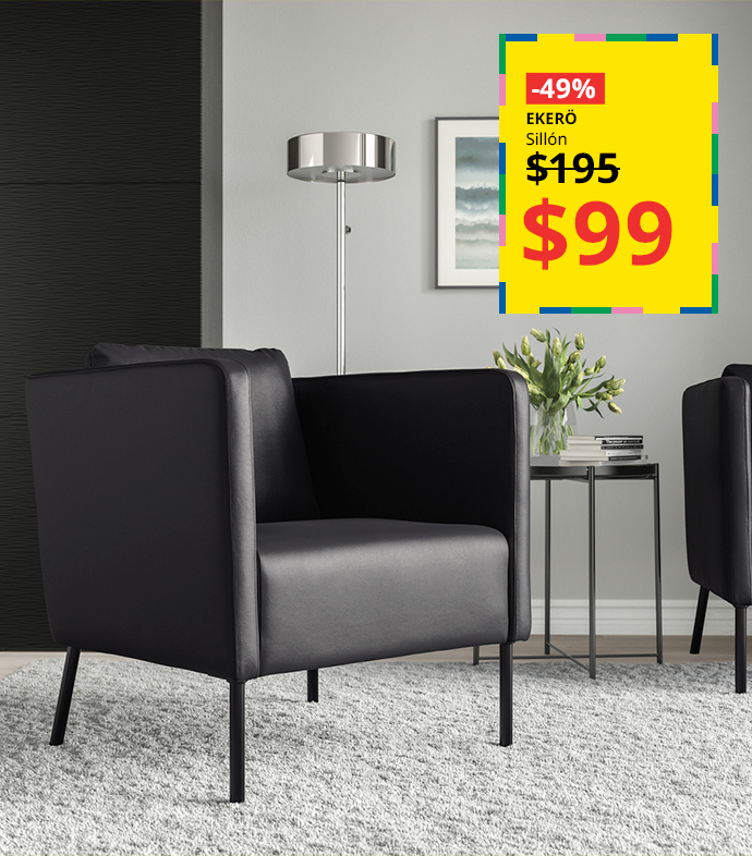 Sillón EKERÖ negro en sala de estar con oferta promocional destacada.