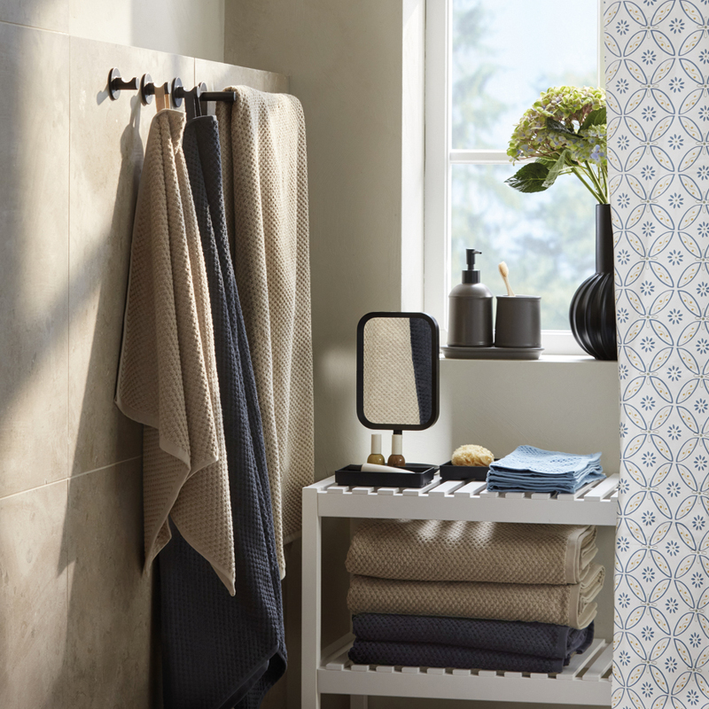 A timeless bathroom that’s easy to keep organized