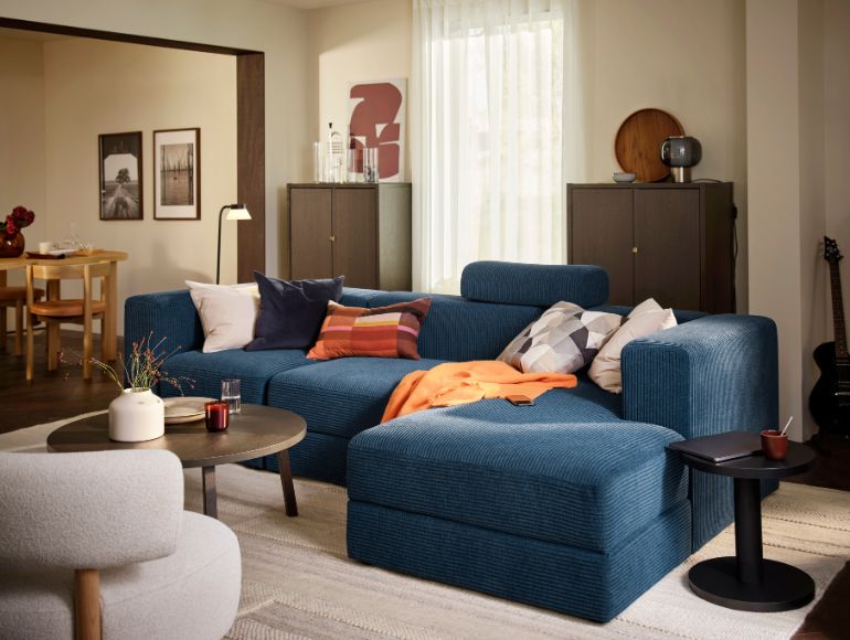 Relax in a living room where order reigns supreme